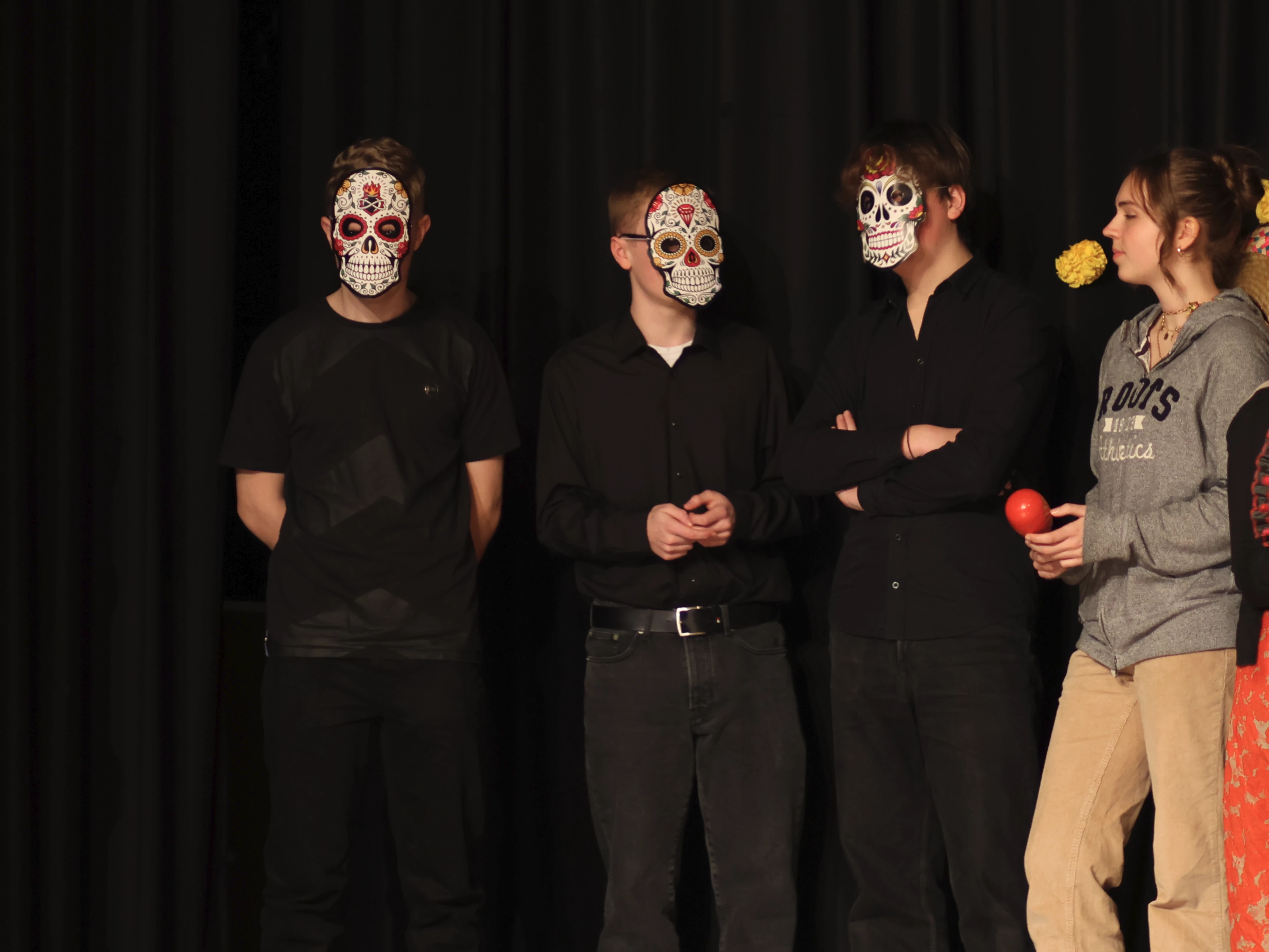 Drei Bühnenbastarde stehen im Hintergrund des Totenfestes