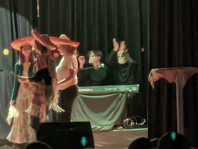 Zwei Bühnenbastarde versuchen die Qualität der mittelmäßigen Mexikaner durch klatschen anzuheben