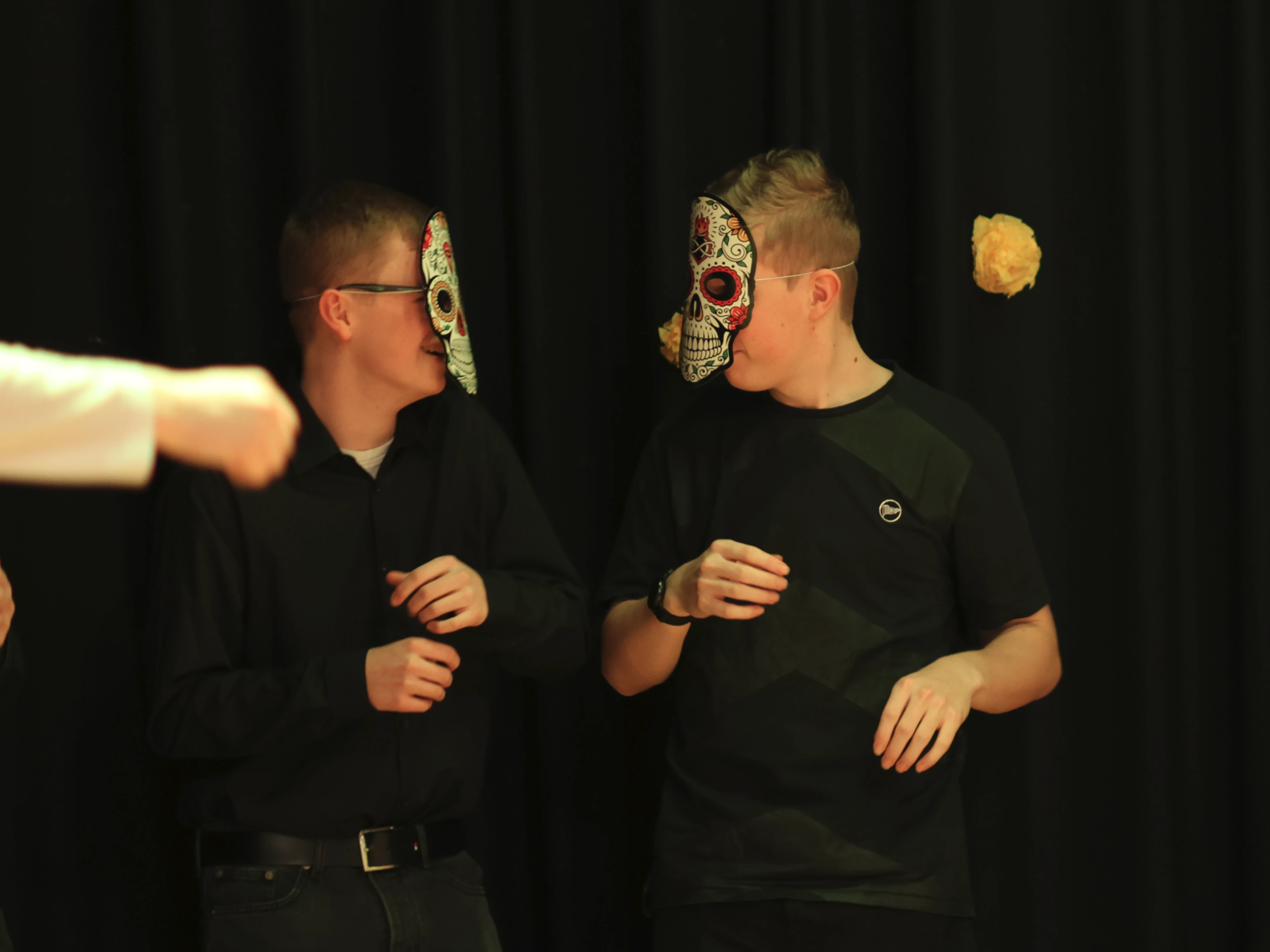 Zwei Bühnenbastarde freuen sich auf dem Totenfest