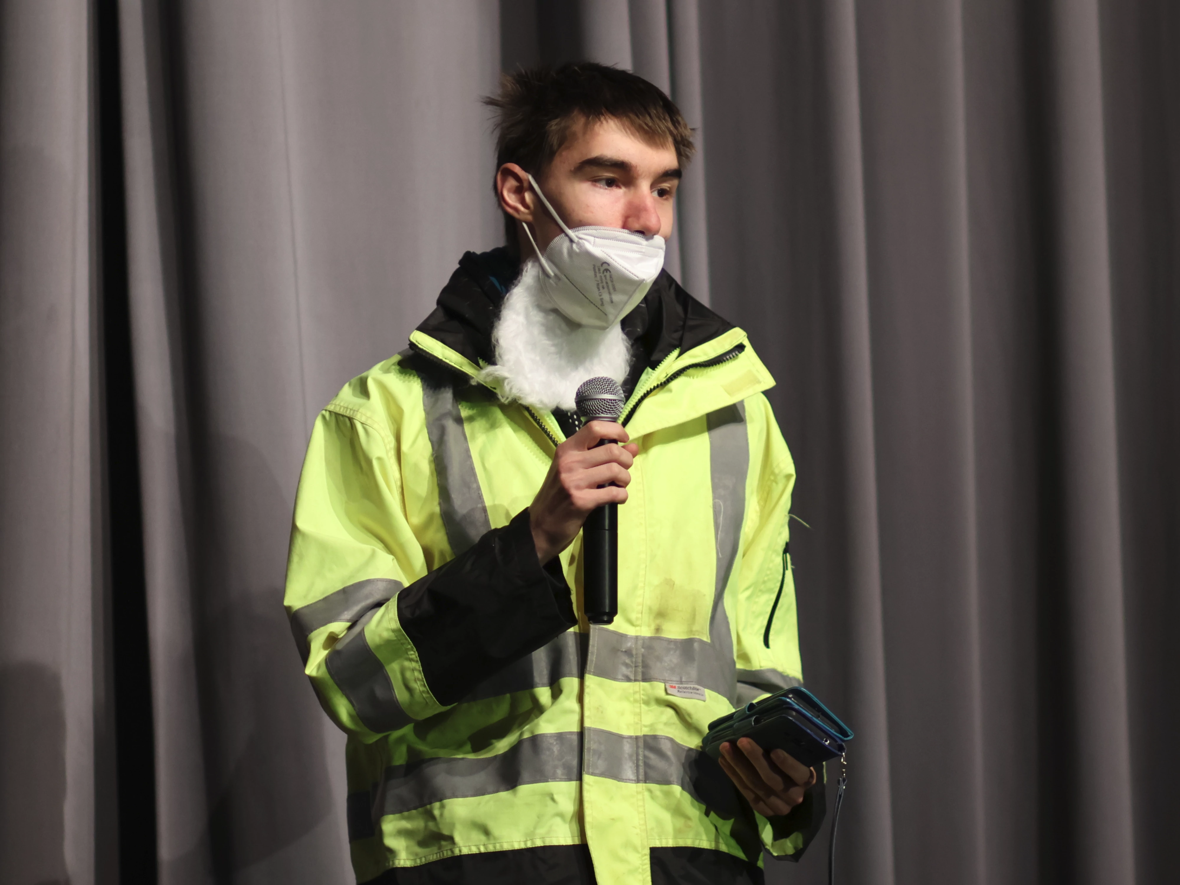 Ein Schüler stellt Herrn Biedermann dar, welcher gerne Handys einsammelt