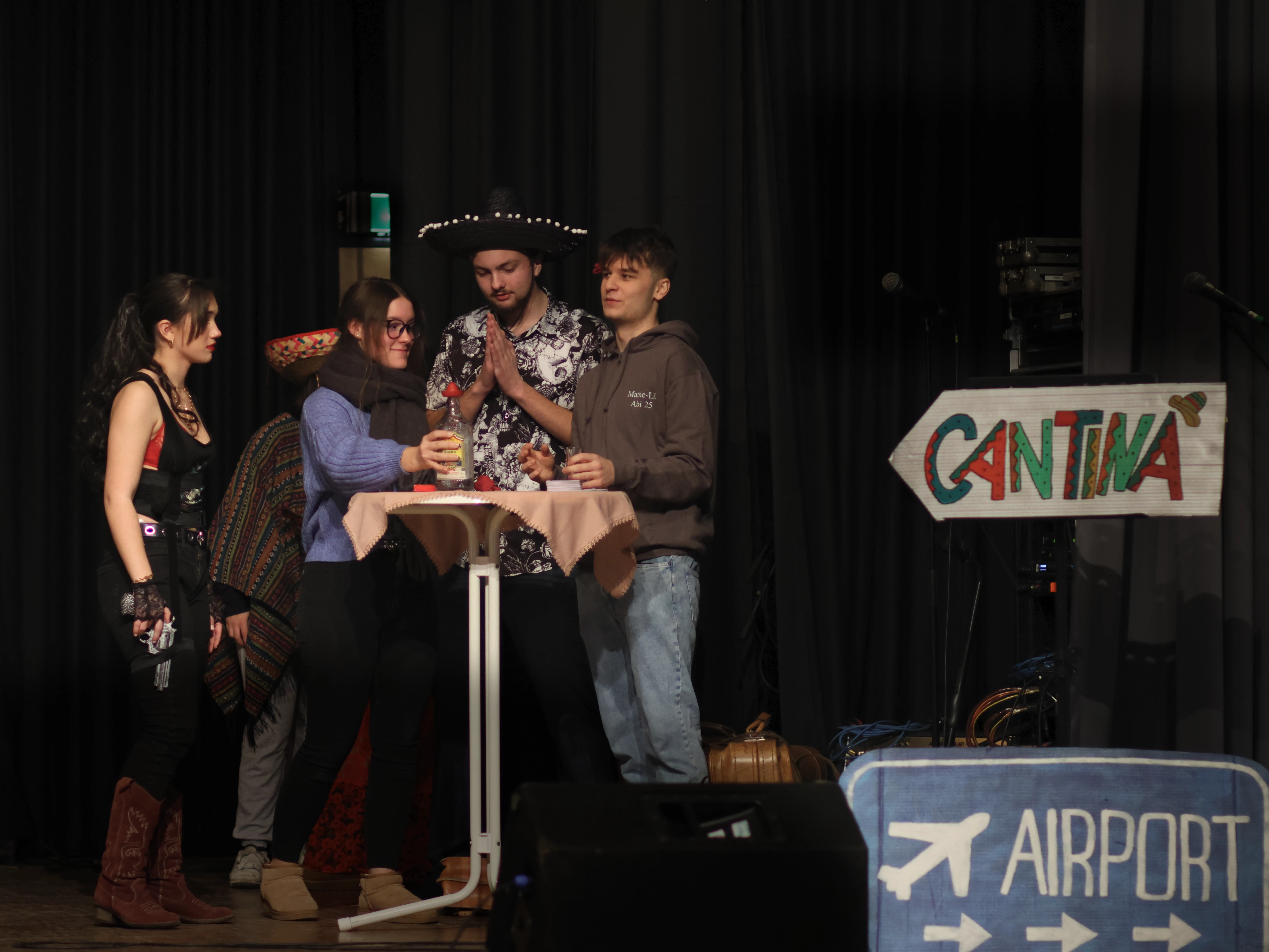 Carla und Carlos sprechen mit zwei betrunken Lehrern, welche Carlos Handyguthaben verbraucht haben