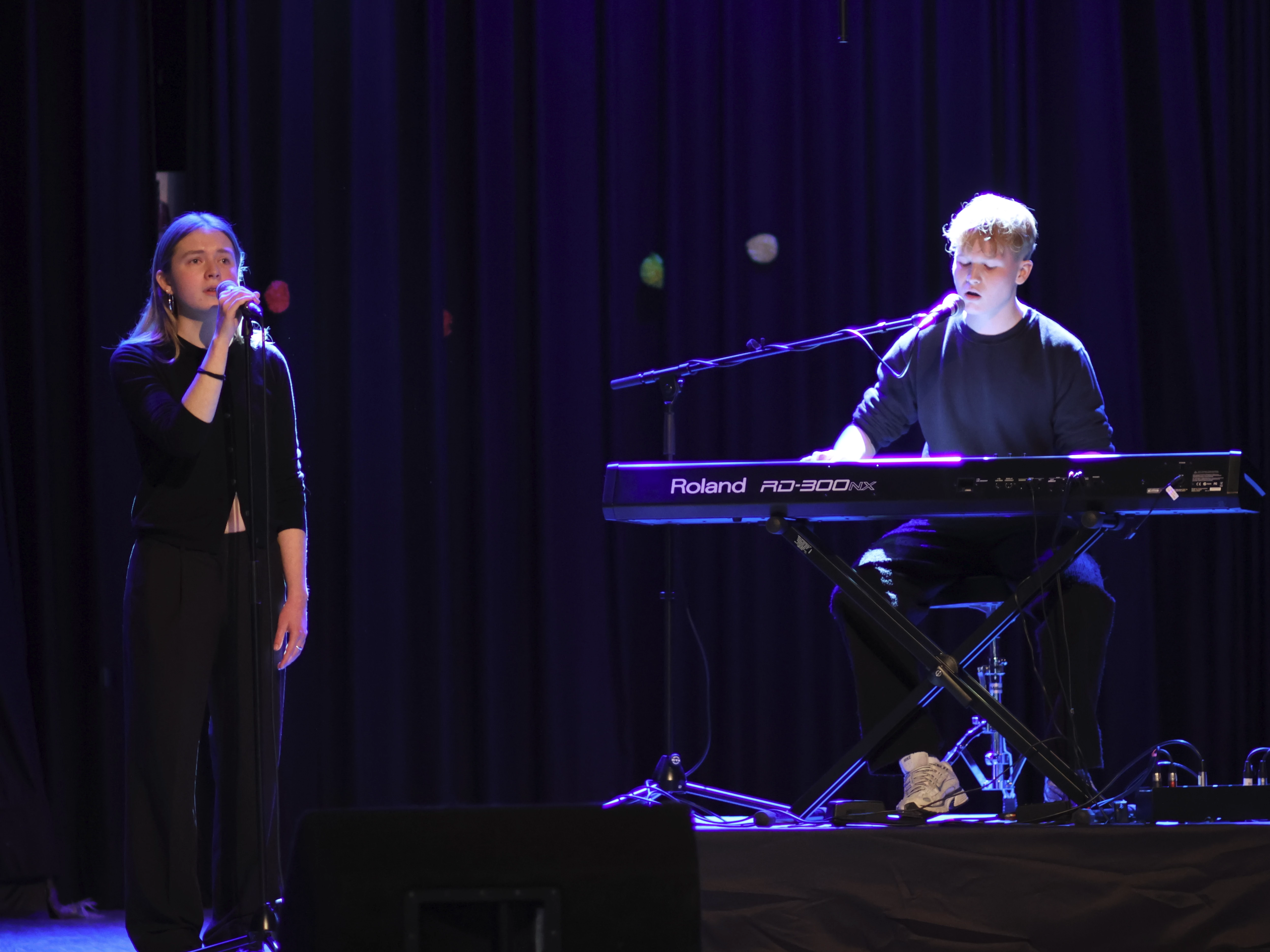 Zwei Schüler spielen 'Clocks' mit Gesang