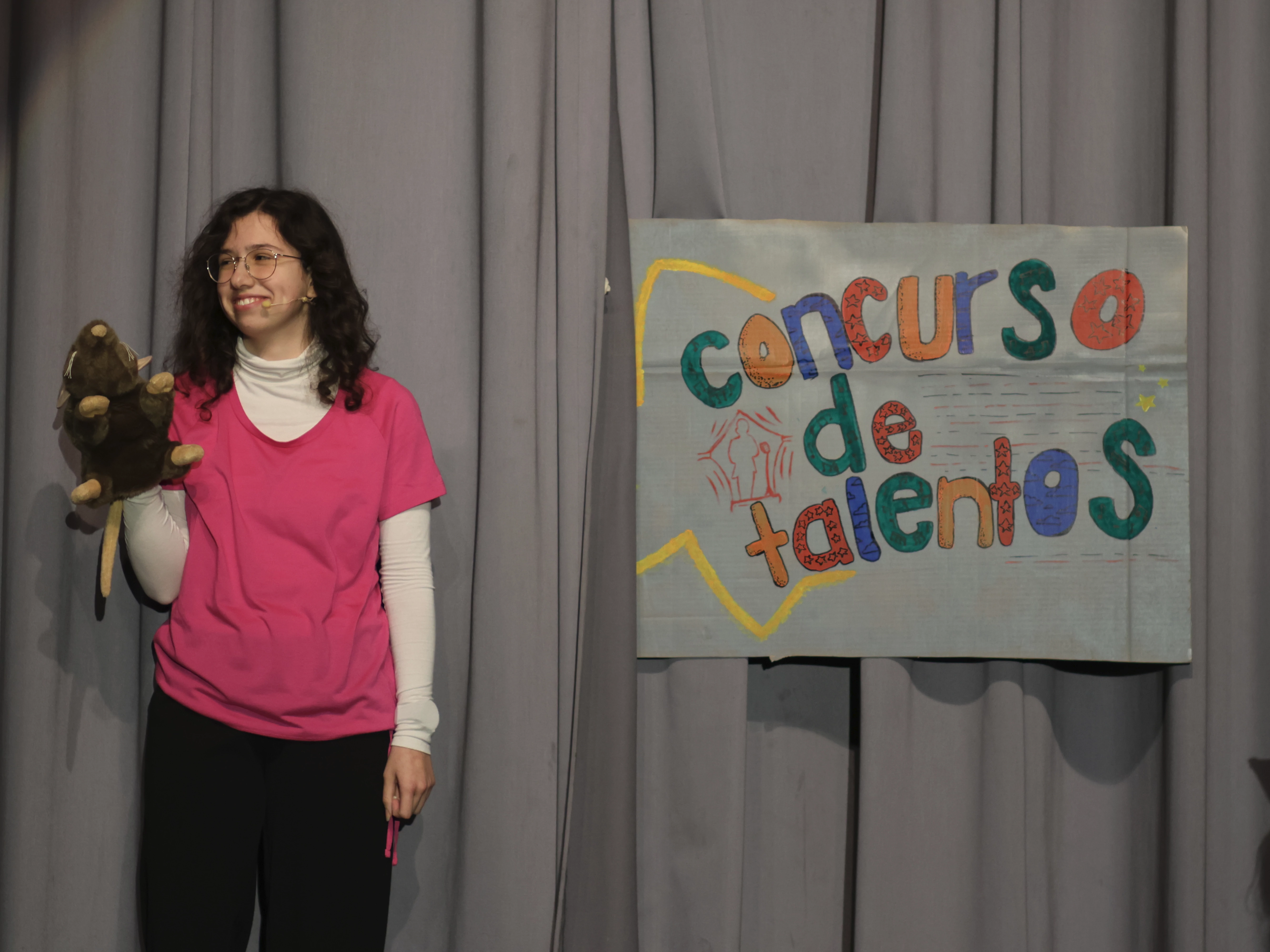 Dora die Entdeckerin weist auf den Talentwettbewerb hin