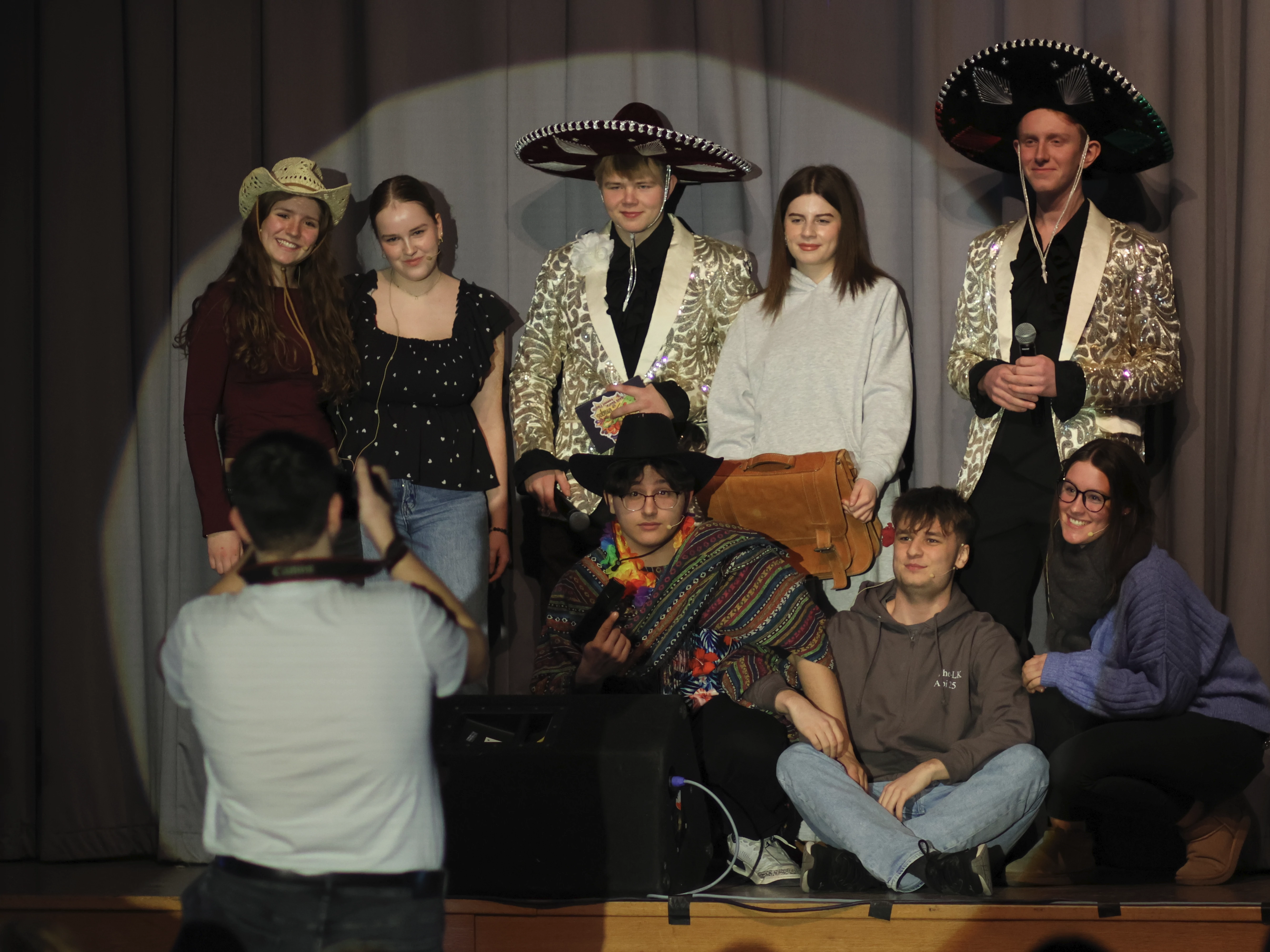 Ein Schüler spielt den fotografierenden Herr Esseling auf einer Leiter