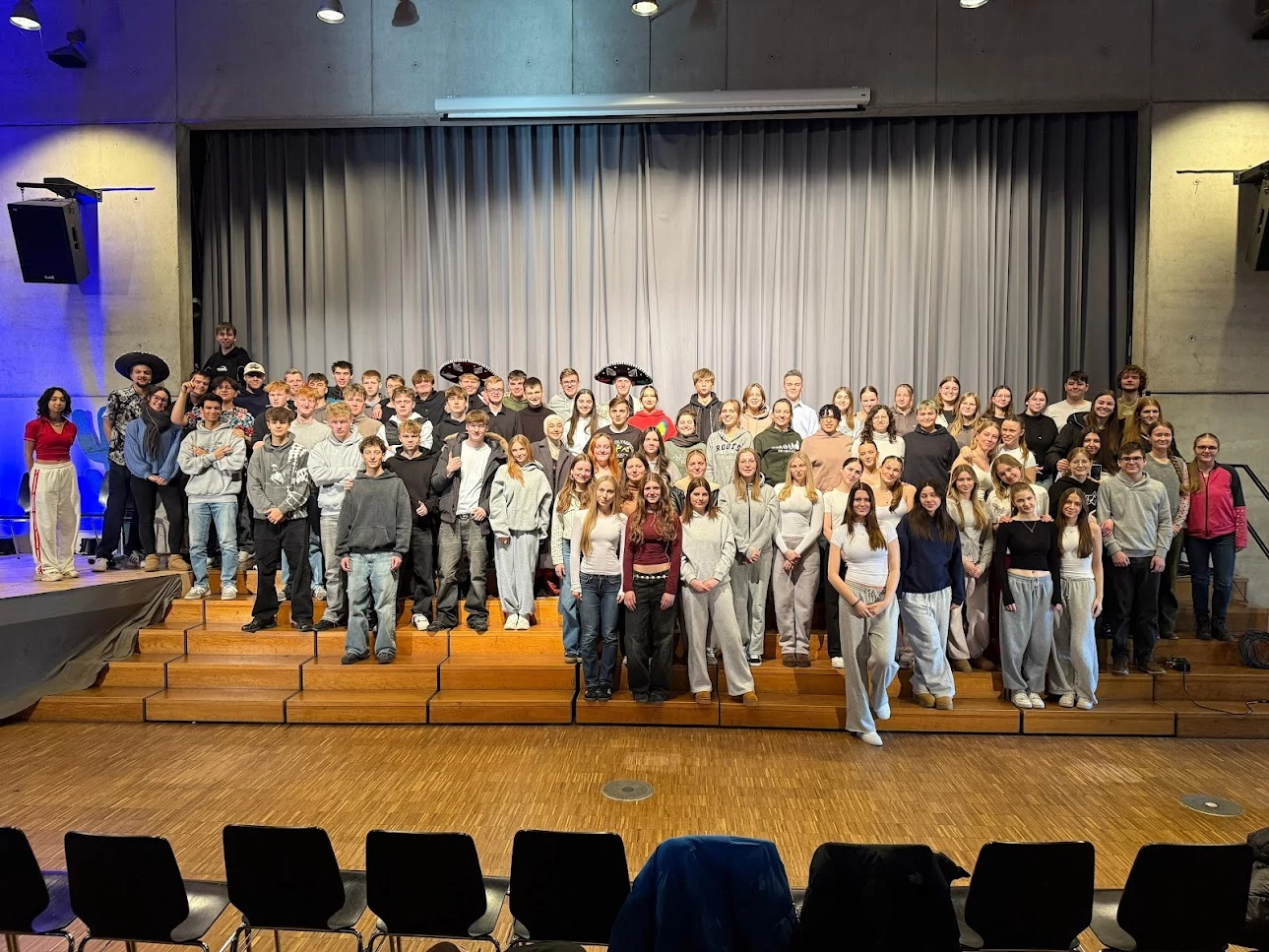 Ein Teil der gesamten Jahrgangsstufe, welche den künstlerischen Abend veranstaltet hat