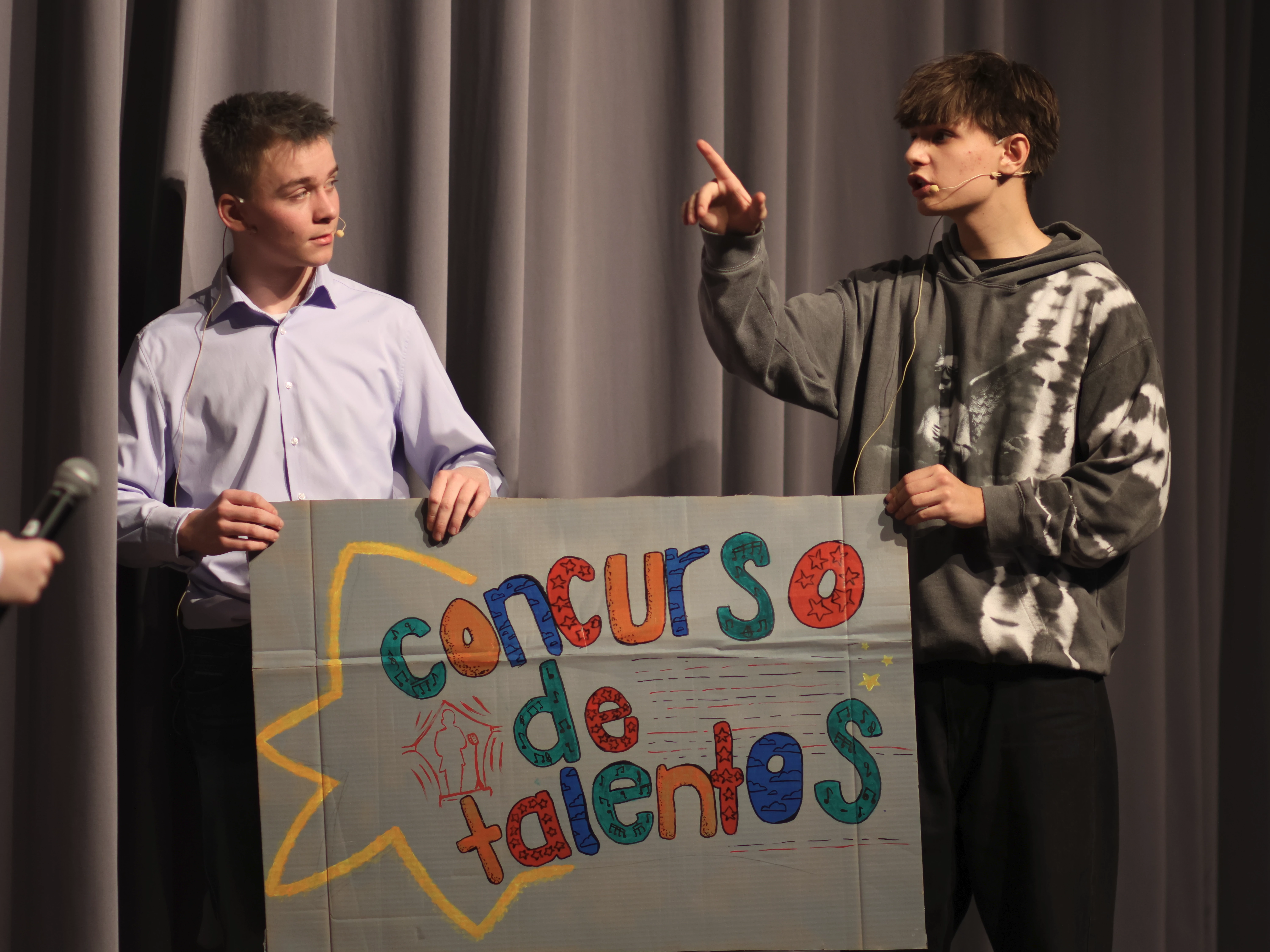 Zwei Schüler spielen Herrn Gläßer und Herrn Katz, welche die Schüler auf den Talentwettbewerb hinweisen