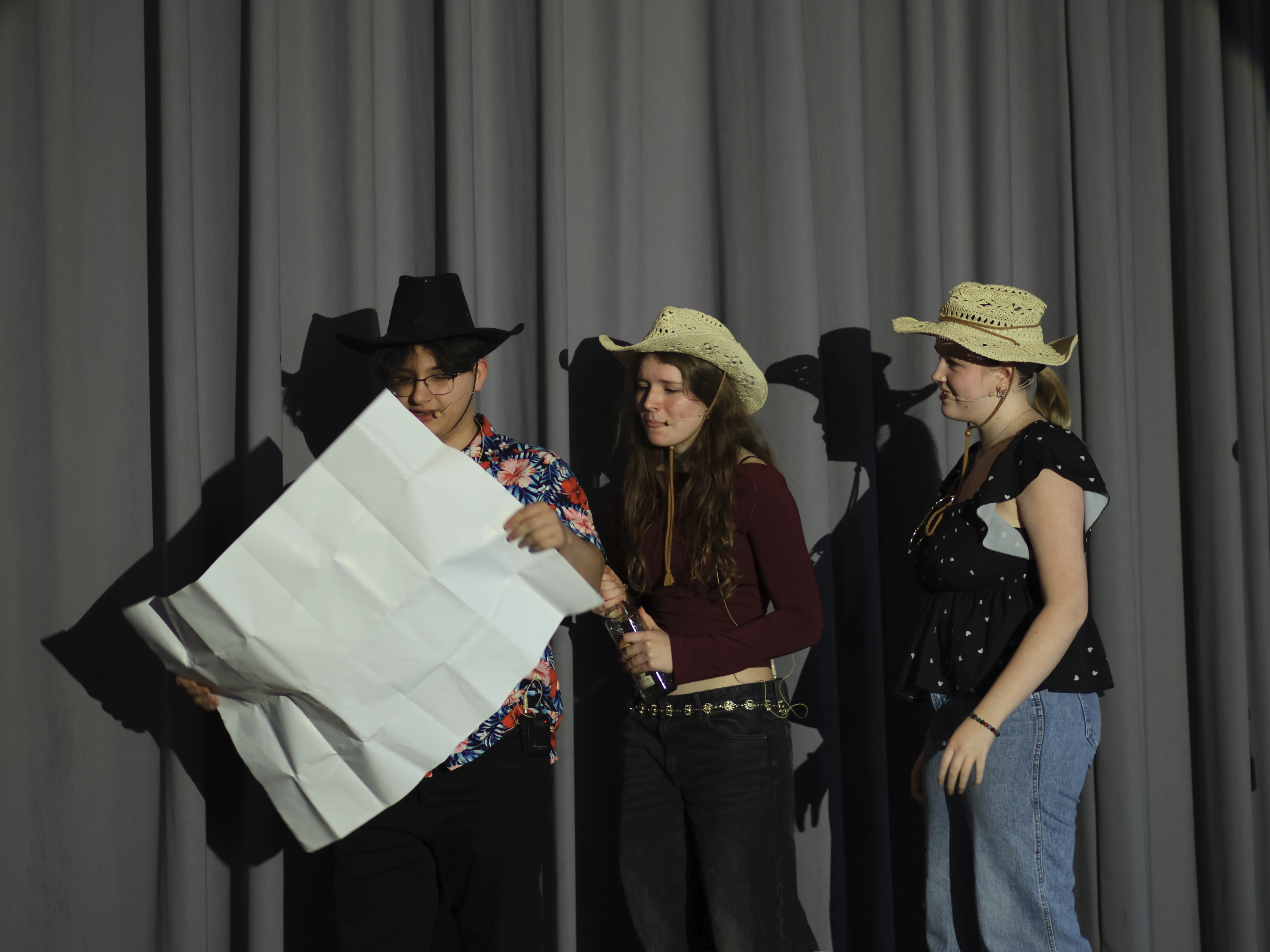 Drei Schüler versuchen eine Karte zu lesen