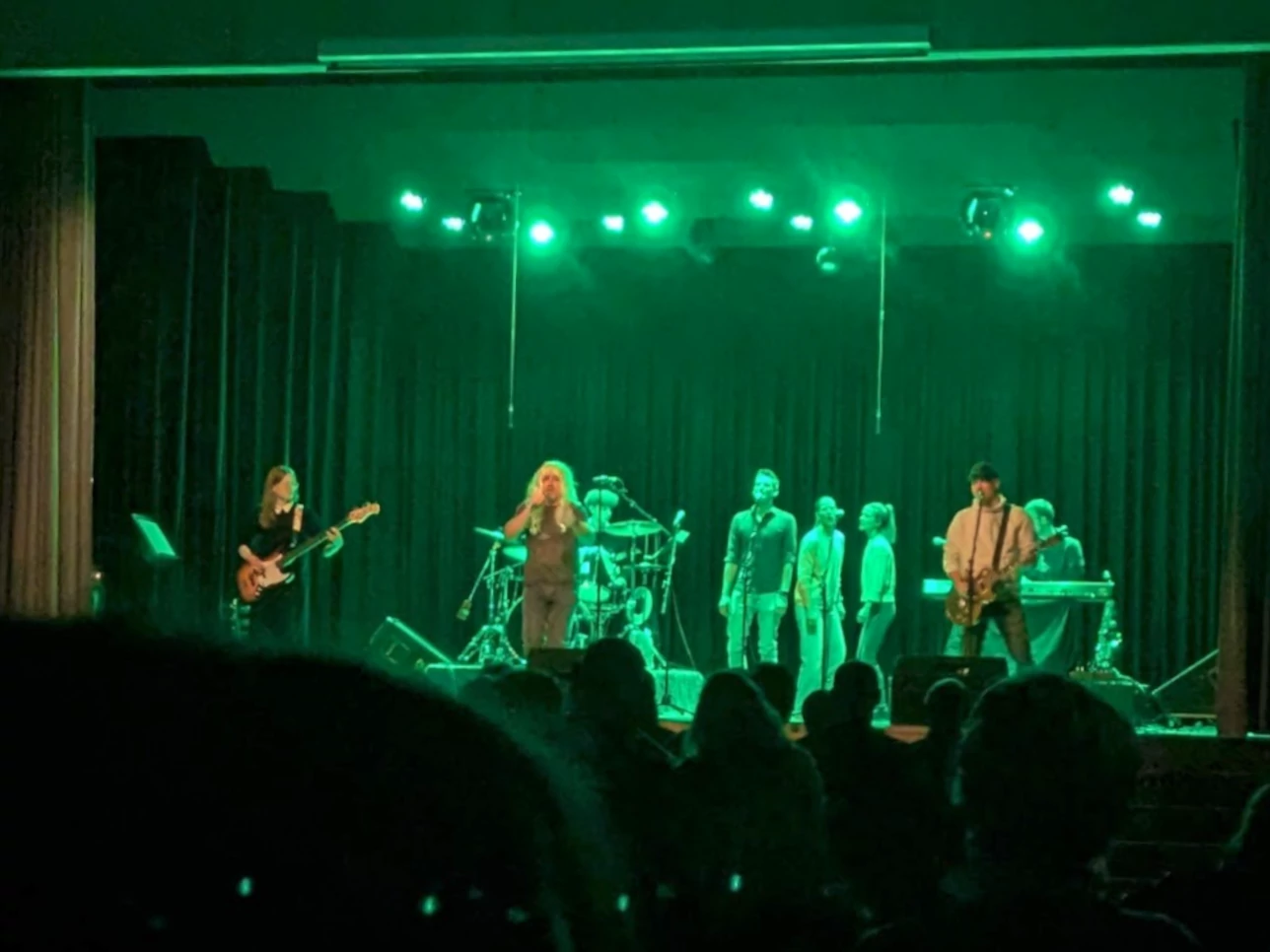 Die Lehrerband spielt ein Lied von 'Britney Spears'