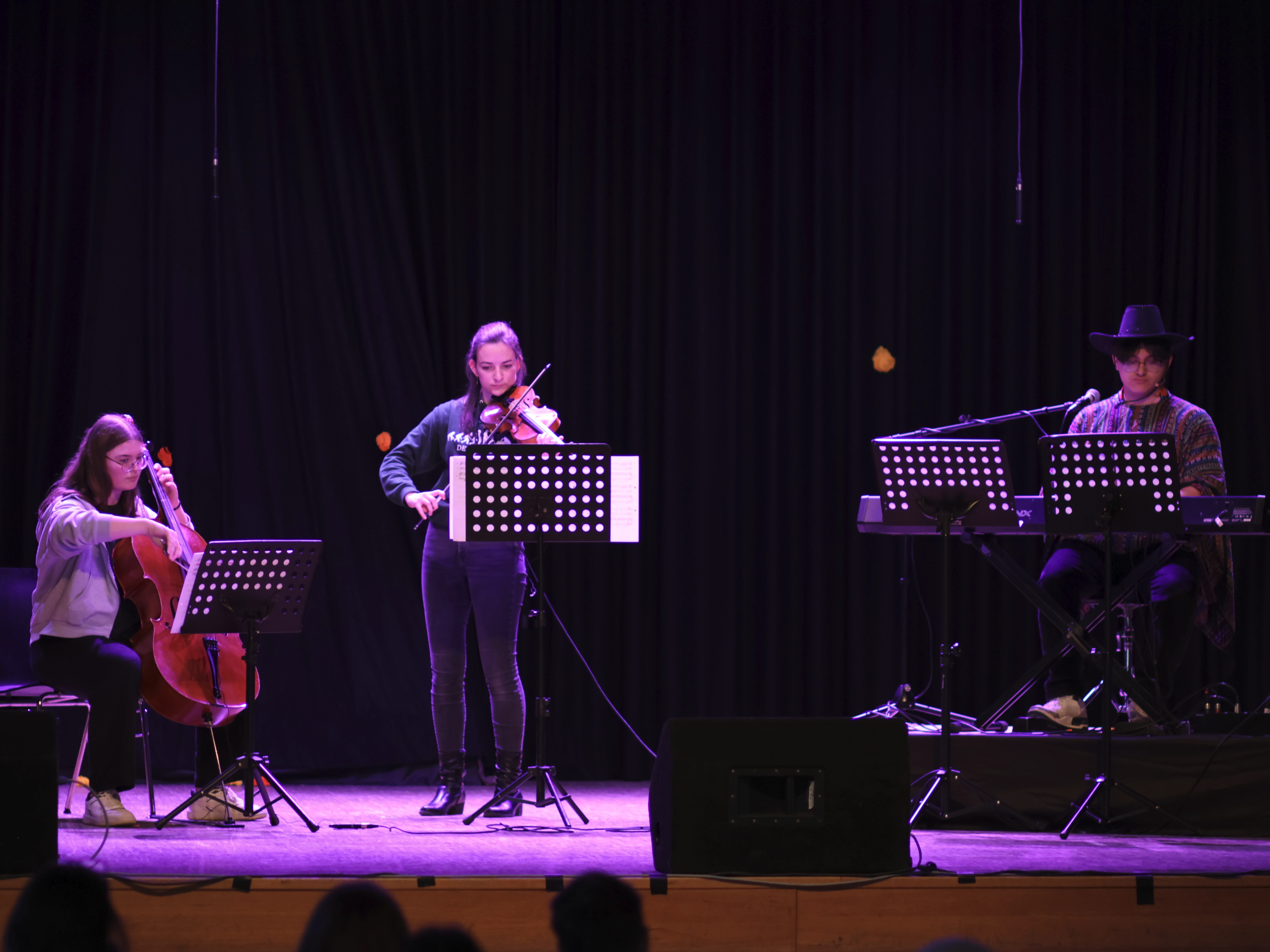 Drei Schüler spielen 'Lovely' auf Instrumenten