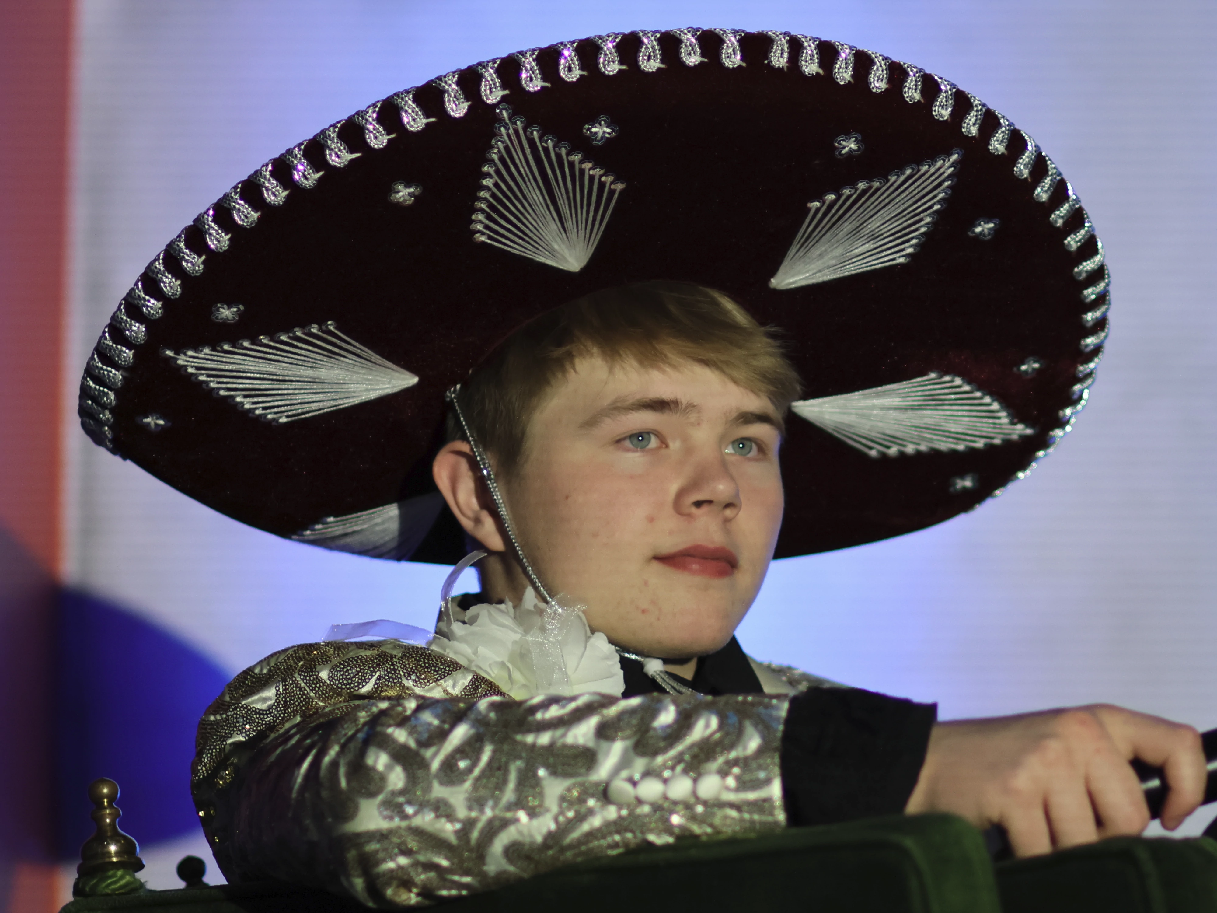 Einer der beiden Moderatoren sitzt auf einem Sofa