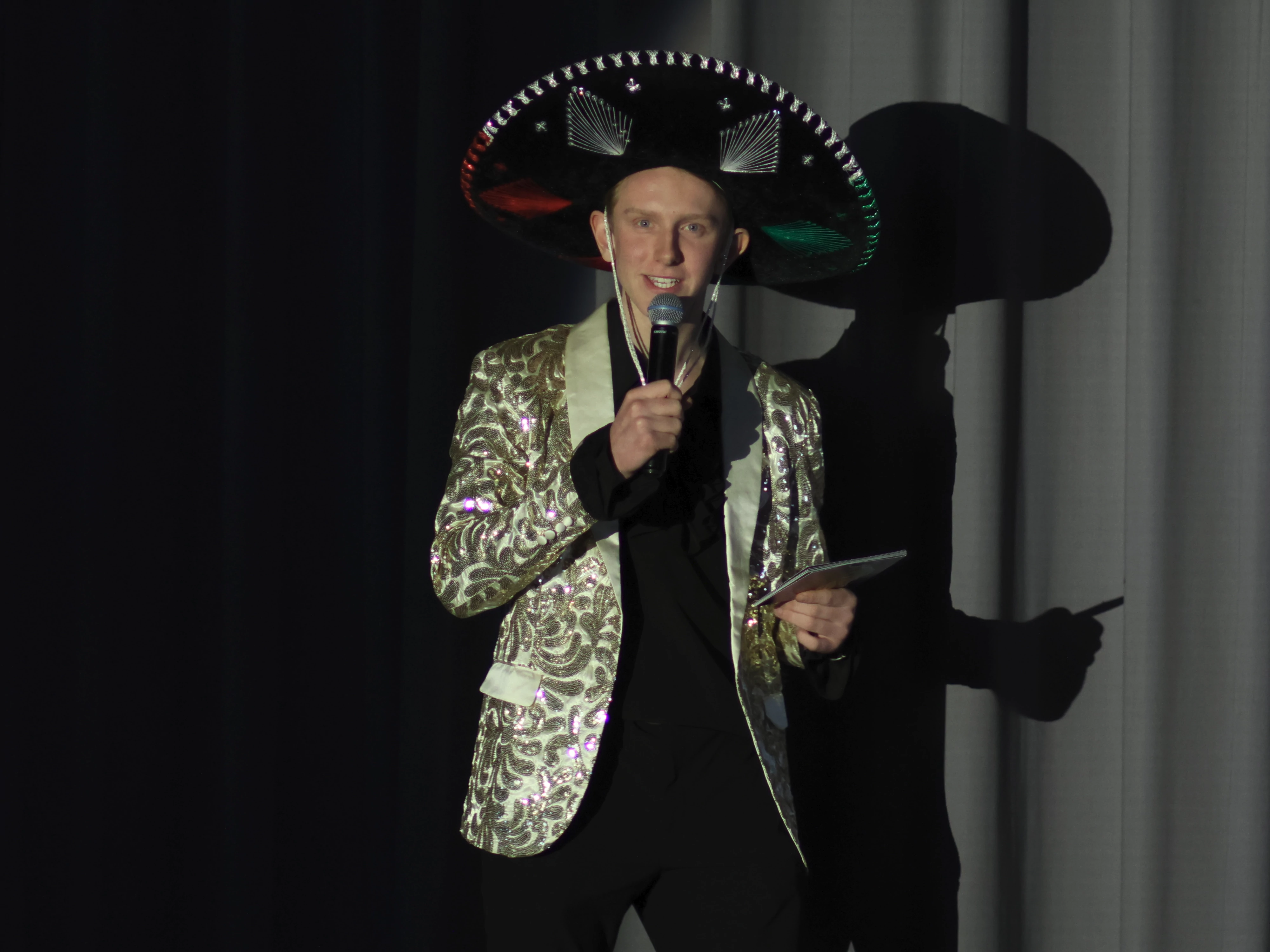 Einer der beiden Moderatoren kündigt an