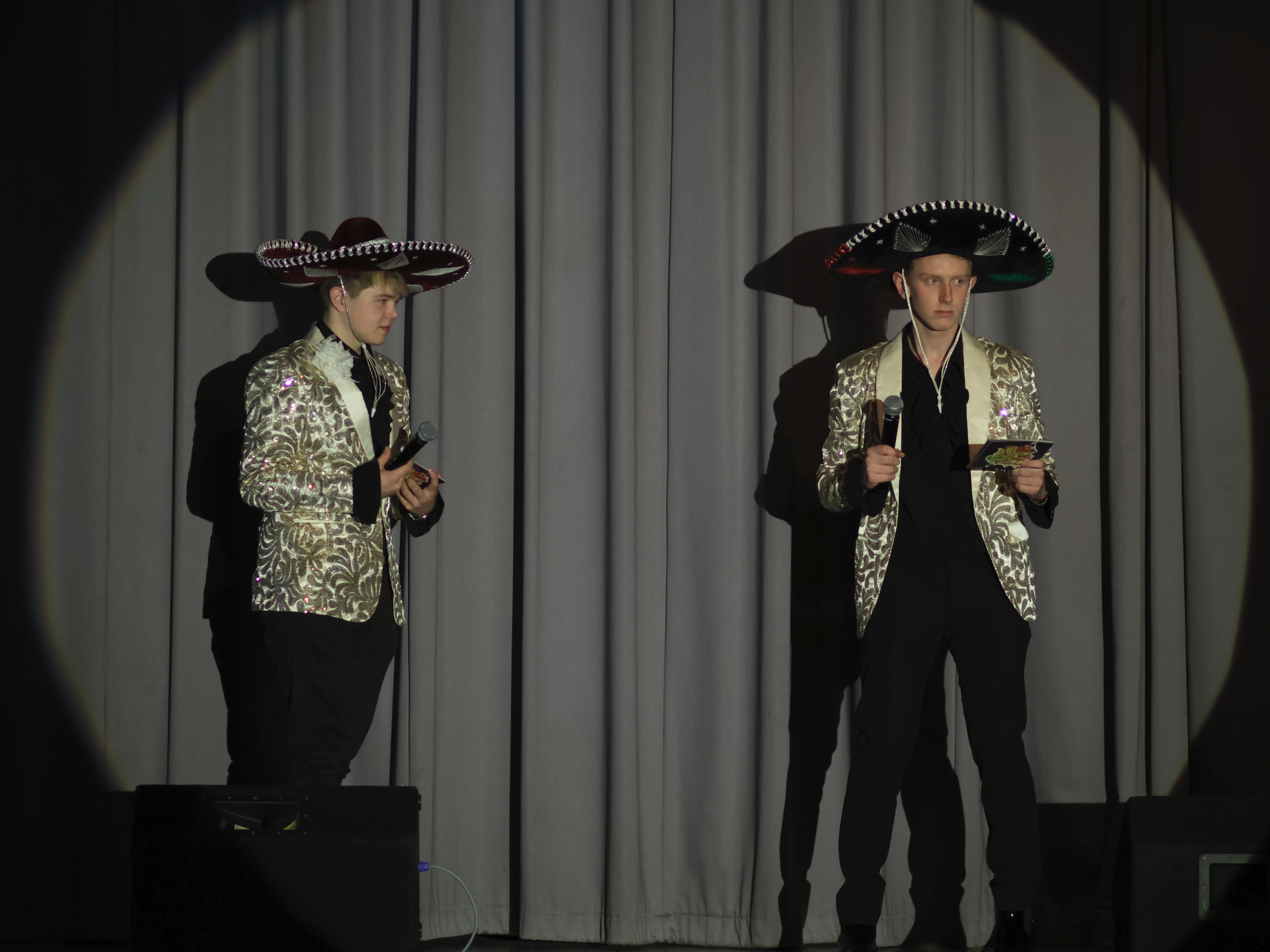 Die beiden Moderatoren kündigen an