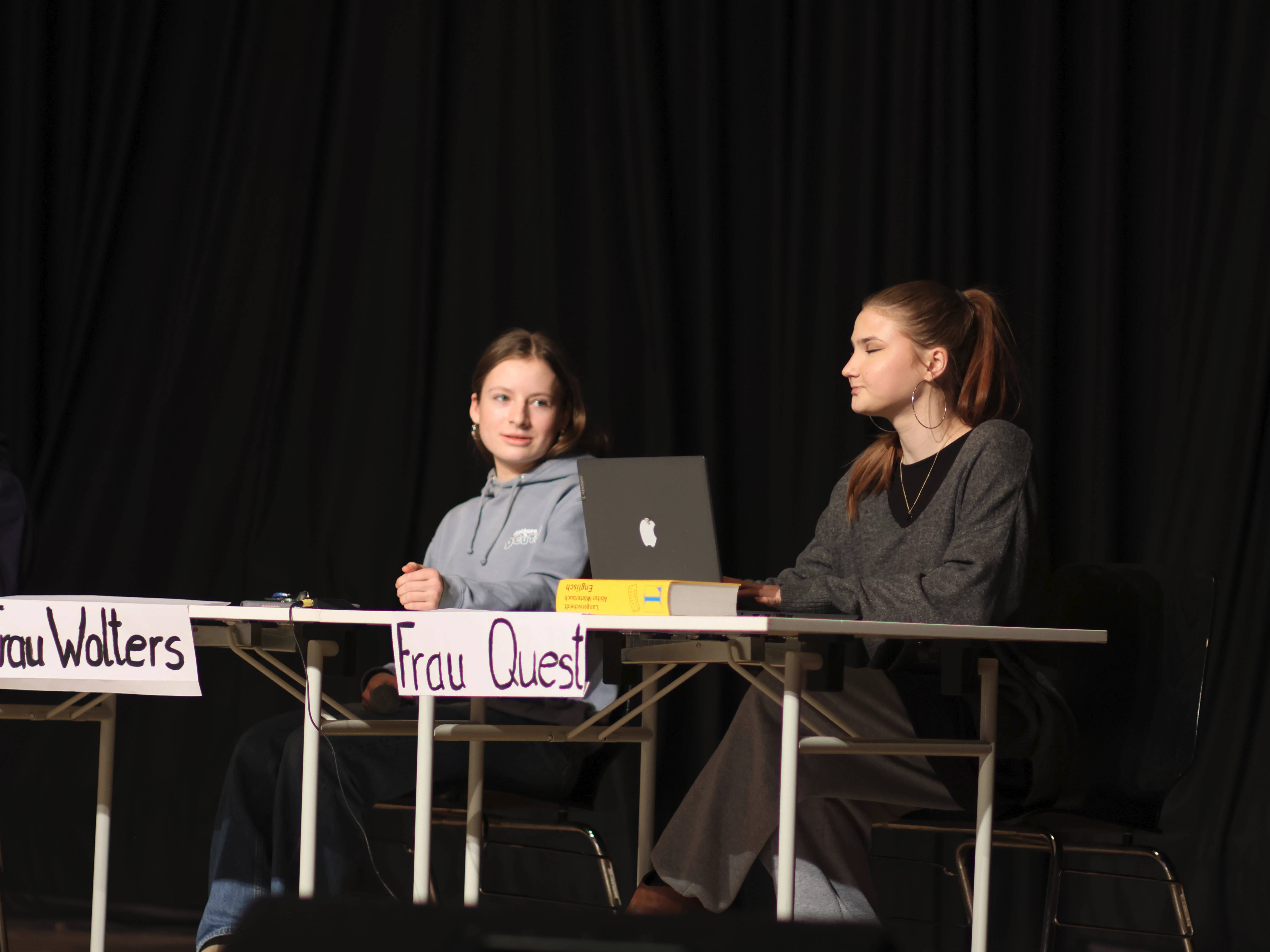 Eine Schülerin stellt Frau Quest mit ihrem Mac dar