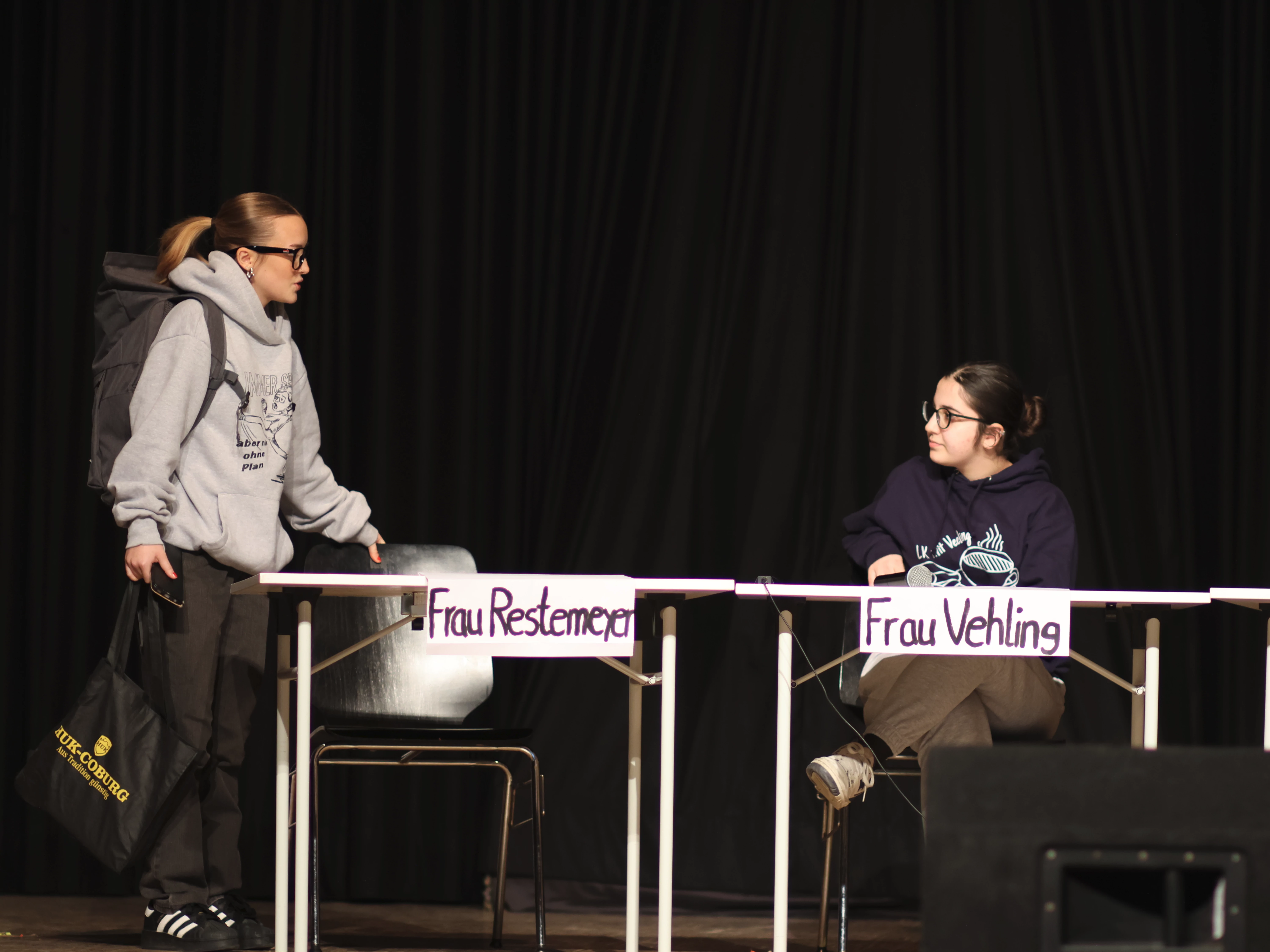 Eine Schülerin stellt Frau Restemeyer mit ihrem riesigen Rucksack dar