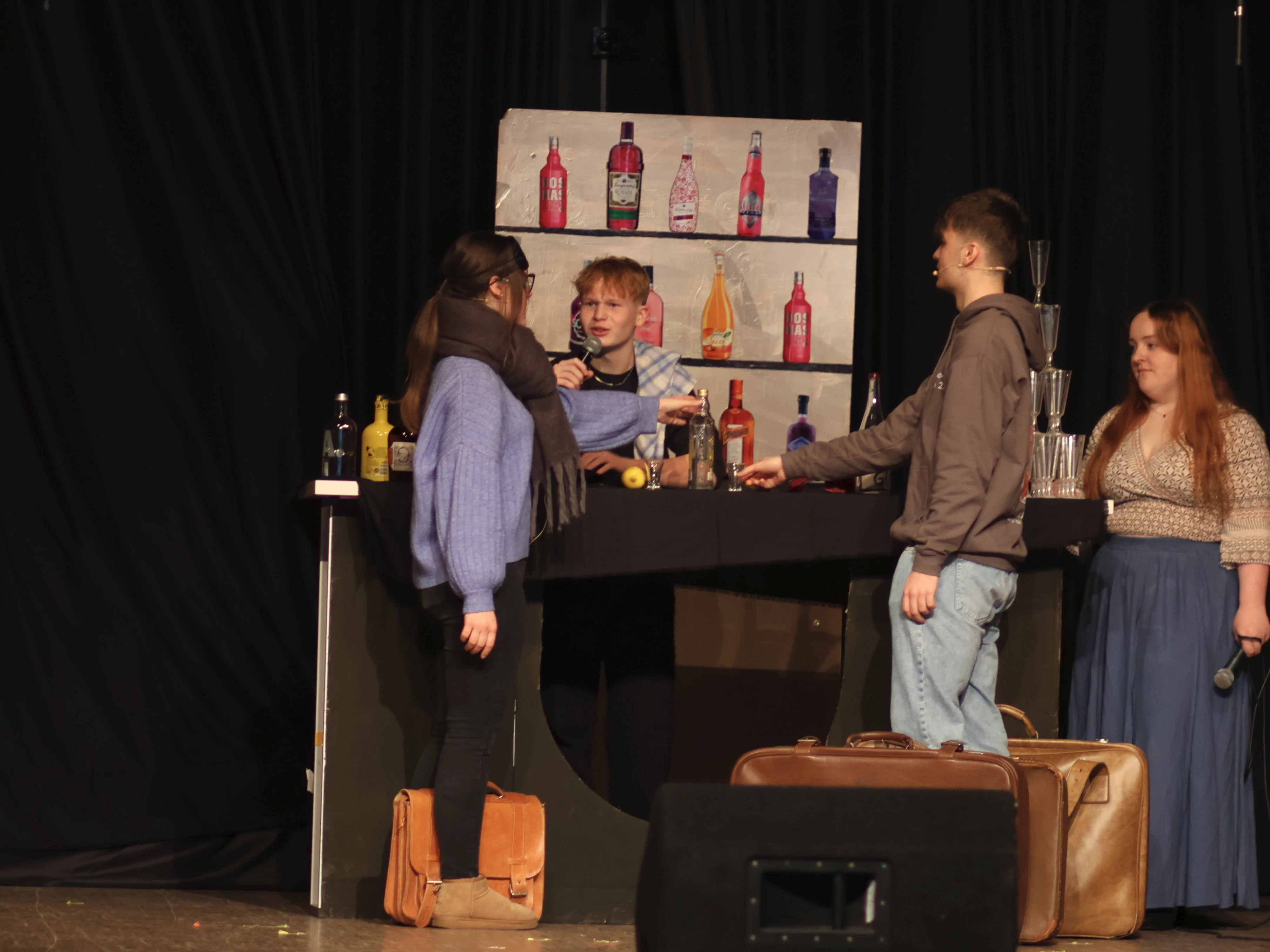 Die beiden Beratungslehrer bestellen Tequila in einer Bar