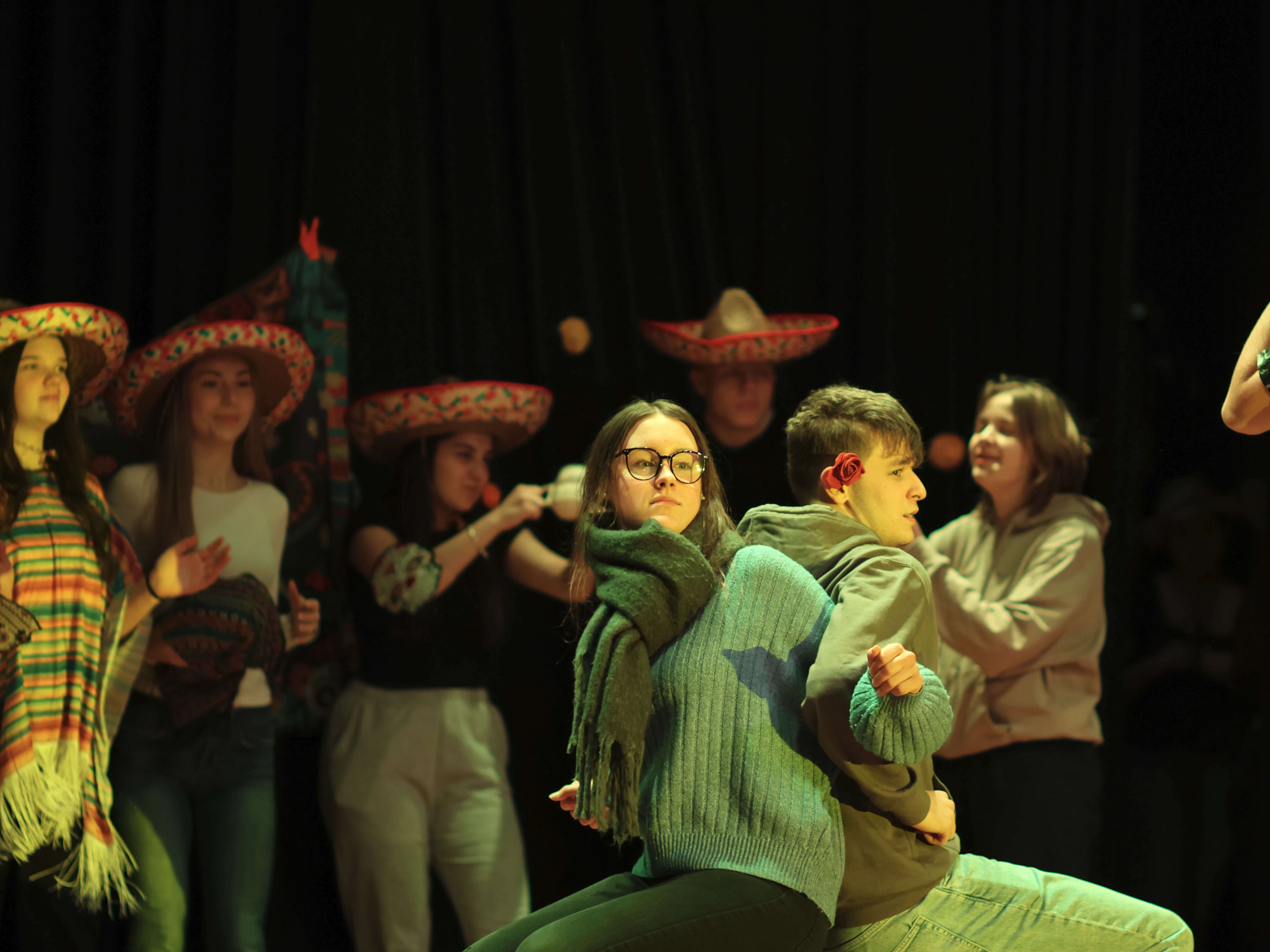 Zwei Lehrer sitzen gefesselt in der Mitte des mexikanischen Totenfestes