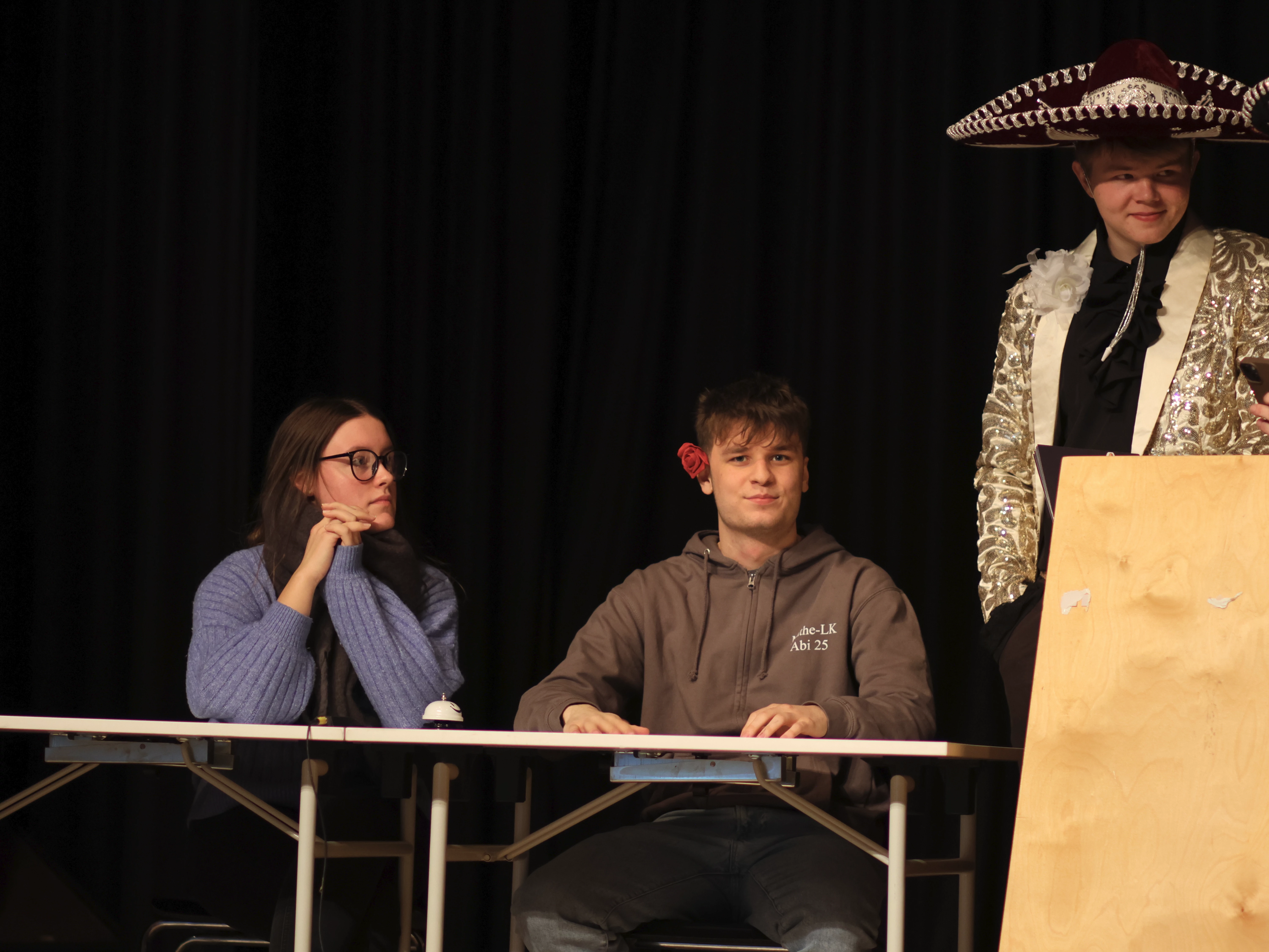 Vier Lehrer müssen Lehrerzitate in zweier-Teams erraten